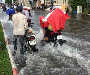 Mưa lớn bất chợt chiều 30/4, người Sài Gòn dắt xe đi bộ trên đường do chết máy