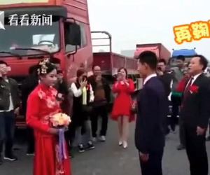 Sợ lỡ giờ lành vì giao thông tắc nghẽn, cặp đôi bái đường và 'động phòng' ngay trên quốc lộ