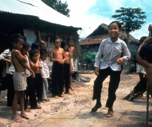 Tình bạn trong bom đạn của cô bé mất chân và nhiếp ảnh gia Mỹ