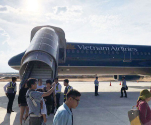 'Vài giây nữa chắc máy bay tông sập hàng rào'
