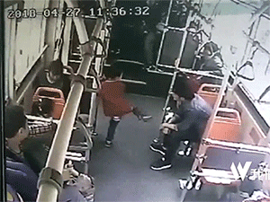 Vì bị đá nhẹ vào tay, nam thanh niên đánh đập cậu bé 6 tuổi dã man ngay trên xe bus