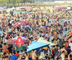 Biển Hạ Long ken đặc người ngày nghỉ lễ