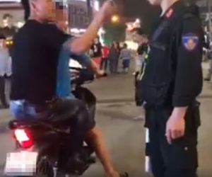 Hành vi xấu xí trong ngày nghỉ lễ: Hồn nhiên chỉnh áo ngực nơi công cộng, xúc phạm CSCĐ