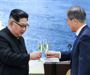Kim Jong-un liên tục được mời rượu trong bữa tiệc với Moon Jae-in