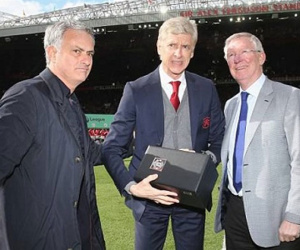 Mourinho, Ferguson thay mặt Man Utd tặng quà cho Wenger