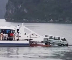 Ô tô 16 chỗ suýt trôi xuống biển khi qua phà đi Tuần Châu