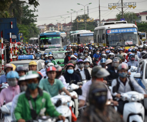 Tàu hỏa, xe khách chật cứng hành khách trở lại thành phố sau nghỉ lễ