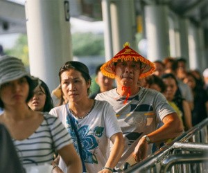 Ùn ùn trở về Sài Gòn sau kỳ nghỉ lễ 30/4, hàng trăm hành khách xếp hàng dài mệt mỏi chờ taxi ở sân bay Tân Sơn Nhất