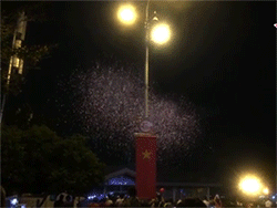Video: Pháo hoa rực sáng trên bầu trời Sài Gòn mừng lễ 30/4