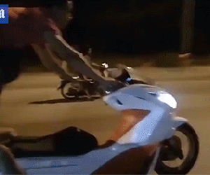Báo Anh sốc trước màn phi xe máy như ‘làm xiếc’ của hai thanh niên ở Hà Nội