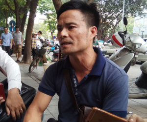 Bị chồng lột quần áo, đánh giữa đường, vợ giập lá lách
