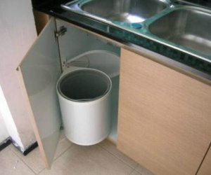 Biết những tác hại không ngờ này, bạn sẽ chẳng bao giờ đặt thùng rác trong tủ bếp nữa!