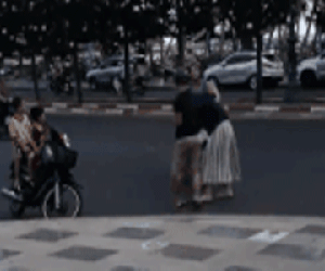 Chồng đánh vợ trên phố, chàng Tây dừng xe can ngăn nhưng đành bỏ đi vì phản ứng sau đó