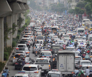 Đường phố Hà Nội tắc nghẽn, hàng ngàn phương tiện bủa vây nhau trong ngày đầu người dân đi làm sau kỳ nghĩ lễ
