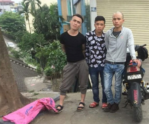 Hà Nội: Cảnh sát giao thông quật ngã 3 đối tượng cầm mã tấu đi dán tờ rơi