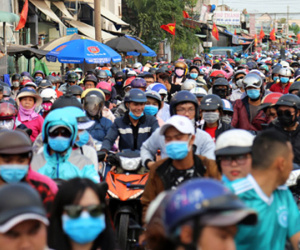 Người dân ùn ùn trở lại Sài Gòn, phà Cát Lái quá tải