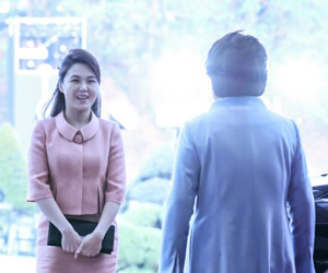 Trang phục mang ẩn ý của đệ nhất phu nhân Triều Tiên trong cuộc gặp với Hàn Quốc
