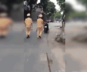 Video: Đi xe không đội mũ bảo hiểm, thanh niên dùng 'tiểu xảo' khi gặp CSGT