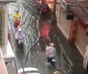 Video Hà Nội: Phố hoá thành sông chỉ sau một trận mưa đầu mùa