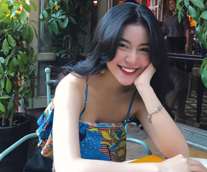 Xinh như búp bê và có nụ cười tươi rói, cô bạn sinh năm 1998 này đang cực hot trên Instagram Việt Nam