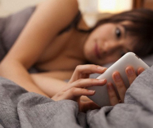 Háo hức lục ba lô của chồng để tìm quà thì tôi bị làm cho chết điếng...