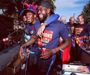 Hậu vệ trụ cột của Barca bị dọa giết vì đổ bia lên đầu đám đông