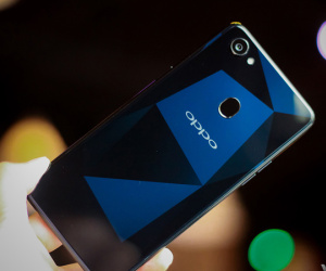 Oppo F7 vừa có thêm phiên bản màu đen kim cương