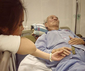 Rơi nước mắt với chia sẻ 'Đến một ngày bạn sẽ nhận ra điều khiến bạn buồn là việc chứng kiến ông bà mình ngày một già thêm và yếu đi'