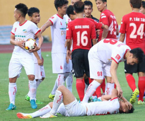 Cầu thủ Viettel nhập viện khẩn cấp sau pha phạm lỗi đáng sợ của cựu sao U23 Việt Nam