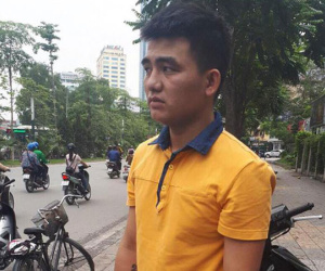 Hà Nội: Nam tài xế xe ôm truy đuổi, đạp ngã đối tượng cướp giật túi xách của nữ sinh Đại học