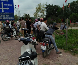 Tài xế lái taxi lao thẳng xuống ao sau lời thách thức