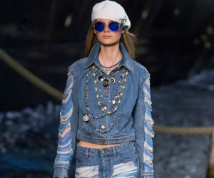 Chanel chạy theo trào lưu quần jeans rách bươm trong show diễn mới