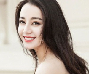 Trác Vỹ tiết lộ gây sốc: Địch Lệ Nhiệt Ba có 'cha nuôi' chống lưng, thực hiện 'quy tắc ngầm' ngủ với người khác để thăng tiến