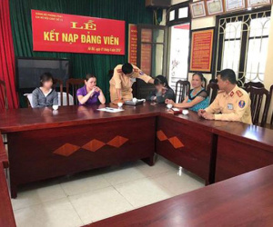 Giận bố mẹ, 2 bé gái rủ nhau trốn nhà đi 'bụi'