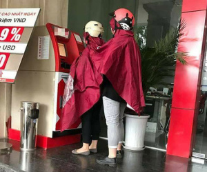 Hai nữ ninja phối hợp ăn ý để rút tiền khi trời đang mưa to khiến cư dân mạng bàng hoàng share vội