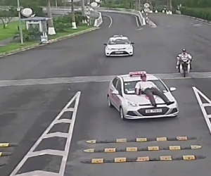 Lái xe taxi tông thẳng nhân viên bảo vệ sân bay Nội Bài