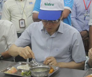 Phó Thủ tướng Vũ Đức Đam ăn suất cơm 15.000 với công nhân