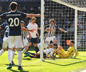 Tottenham thua đội bét bảng, lỡ cơ hội vượt mặt Liverpool