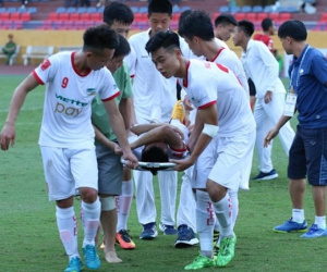 Trò cũ gãy chân, HLV Hoàng Anh Tuấn tố trọng tài 'mù luật'