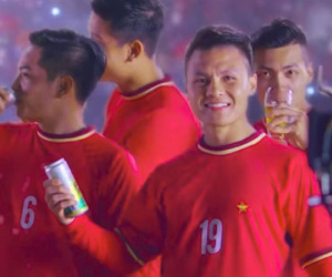 Vì sao Quang Hải mặc áo nhái U23 Việt Nam quảng cáo bia?
