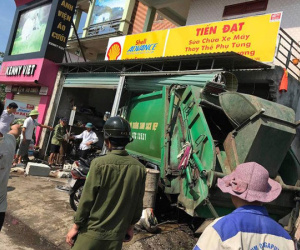 Xe chở rác mất lái đâm vào nhà dân, 3 người nguy kịch