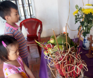 Ánh mắt ngây thơ của 2 đứa trẻ trước di ảnh người mẹ vừa mất vì ung thư, bố mắc bệnh hiểm nghèo