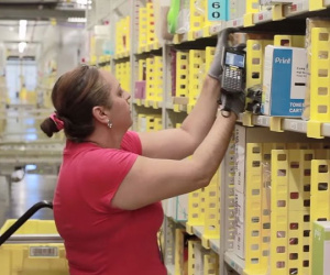 Công nhân làm tại kho Amazon: Đi tiểu tại chỗ, áp lực đè nặng