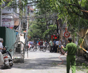 Hà Nội: Đang ngồi uống nước, 2 người bị cáp giàn cẩu đứt, rơi trúng trọng thương