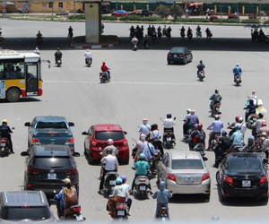 Hà Nội trải qua ngày nắng nóng gắt nhất từ đầu mùa, người dân bịt kín mít khi ra đường