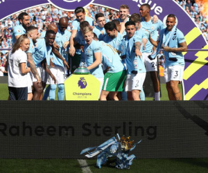 Hài hước cảnh cầu thủ Man City làm rơi Cúp vô địch Premier League