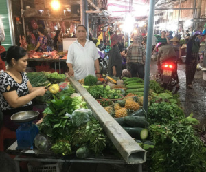 Hàng chục tiểu thương hoảng hốt bỏ chạy khi thanh sắt rơi xuống chợ