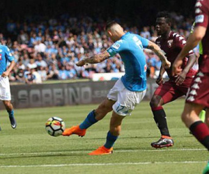 Napoli 'tự bắn vào chân', Juventus chạm một tay vào scudetto