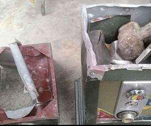 Nửa đêm, 2 tên trộm vào tận nhà khiêng két sắt ra đồng đục phá két