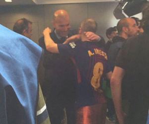 Zidane chờ 5 phút ở đường hầm để chúc mừng Iniesta